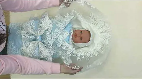 КОНВЕРТ НА ВЫПИСКУ ДЛЯ МАЛЬЧИКА С БАНТОМ НА РЕЗИНКЕ И НАРЯДНЫМ УГОЛКОМ.